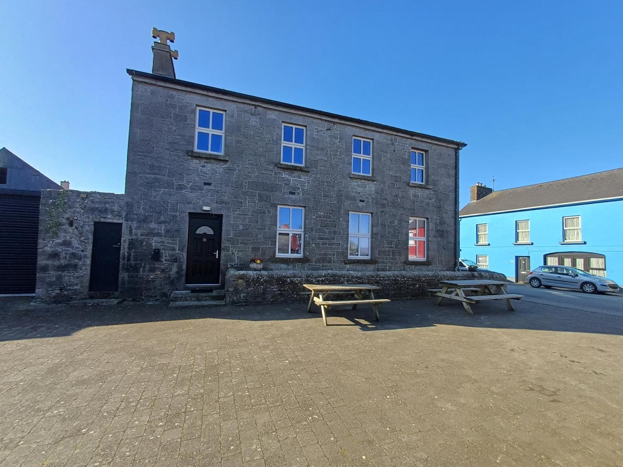 Clonbur House - Two Bedroom Village Apartment Galway Bagian luar foto
